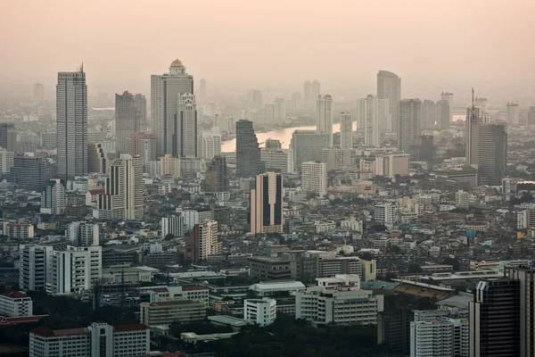 Blick über Bangkoks Skyline mit Bürogebäuden und Eigentumswohnungen — Stockfoto