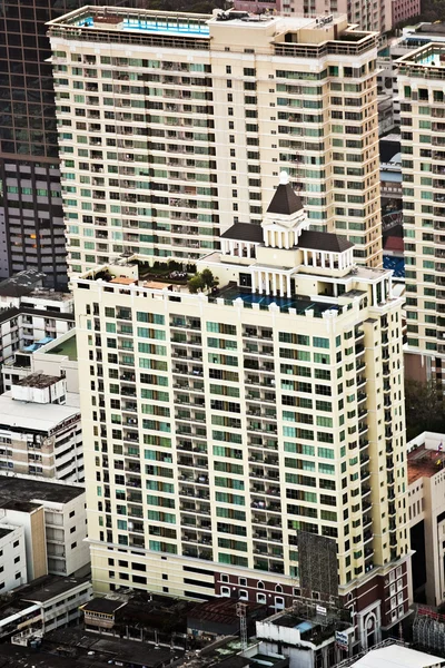 バンコクのスカイラインの事務所街区および condominiu を示す全体表示します。 — ストック写真