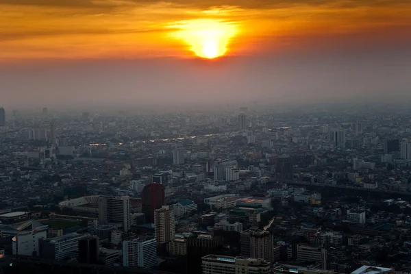 バンコクのスカイラインの夕日を示す全体表示します。 — ストック写真