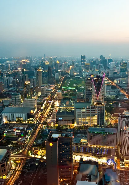 Переглянути через Бангкок skyline показ office блоків і condominiu — стокове фото