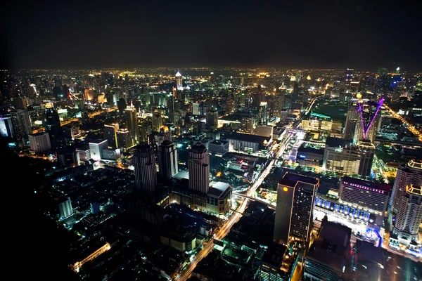 Vista a través del horizonte de Bangkok mostrando bloques de oficinas y condominios — Foto de Stock