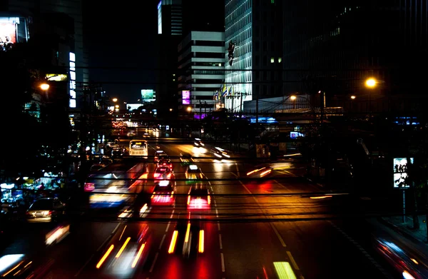 Αυτοκίνητα από νύχτα σε έναν κεντρικό δρόμο στην Μπανγκόκ με φώτα για — Φωτογραφία Αρχείου