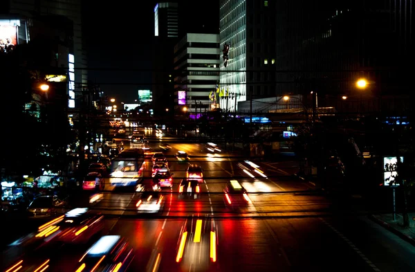 Auta v noci na hlavní silnici v Bangkoku se světly na — Stock fotografie