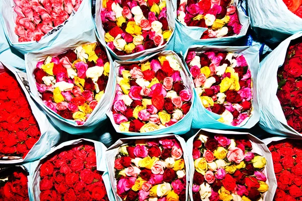 在鲜花市场提供清晨的玫瑰 — 图库照片
