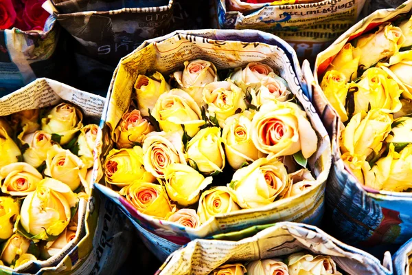 Rose offerte al mercato dei fiori la mattina presto — Foto Stock