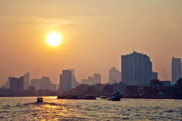 Rio Mae Nam Chao Phraya em Banguecoque com panorama e arranha-céus — Fotografia de Stock