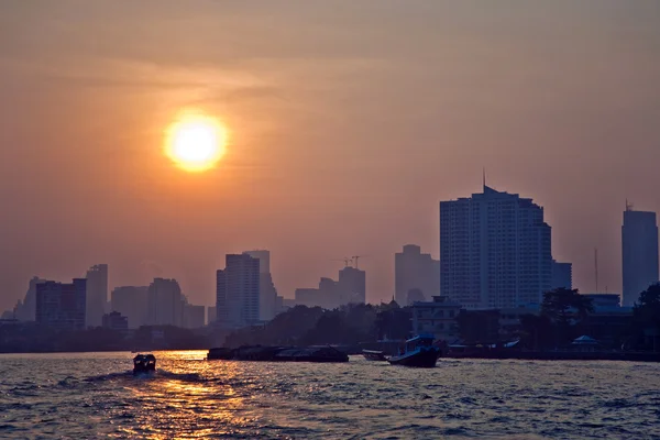 Río Mae Nam Chao Phraya en Bangkok con panorama y rascacielos —  Fotos de Stock