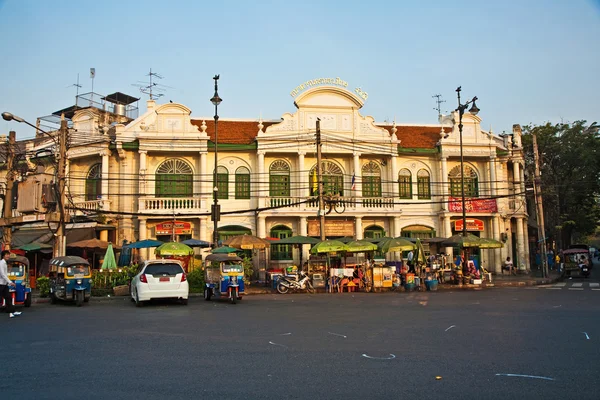 Здание из прошлого века в хорошем состоянии, центр Бангкока — стоковое фото