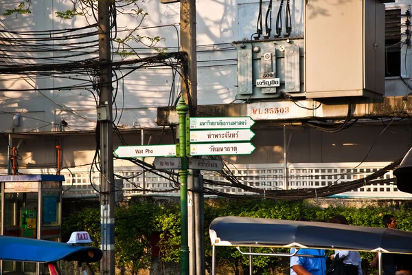 Segni per i turisti per mostrare la strada per le principali attrazioni di Bangkok — Foto Stock