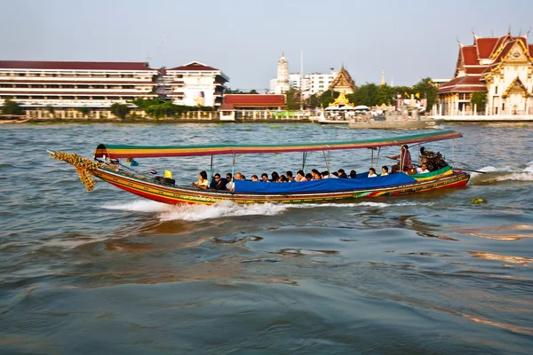 I båt på floden mae nam chao phraya i bangkok — Stockfoto