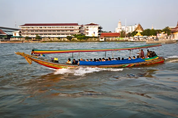 У човен в річці Mae Nam Chao Phraya в Бангкоку — стокове фото