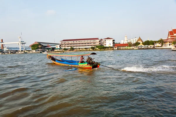 В лодке на реке Mae Nam Chao Phraya в Бангкоке — стоковое фото