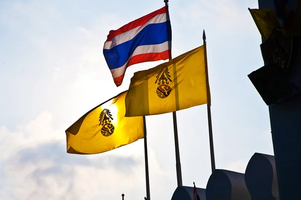 Bandeira do rei da Tailândia em frente ao Grande Palácio em Ban — Fotografia de Stock