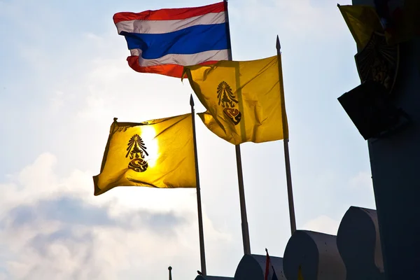 Flaga króla Tajlandii przed grand palace w ban — Zdjęcie stockowe