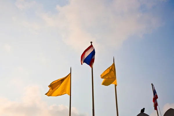 Bandiera del re di Thailandia davanti al Grand Palace di Ban — Foto Stock