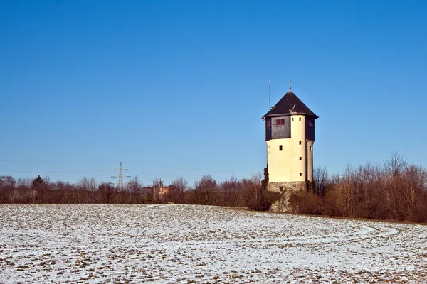 Водонапорная башня в красивом пейзаже с голубым небом — стоковое фото