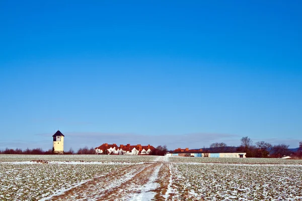 Водонапорная башня в красивом пейзаже с голубым небом — стоковое фото