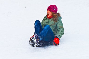 çekici modern heykel kamu bahçetepeden aşağı kışın karda sledging kız