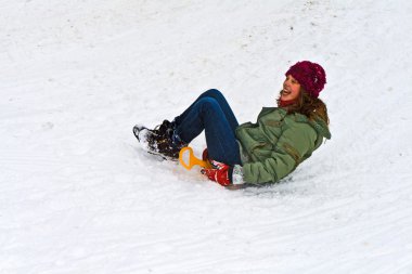 tepeden aşağı karda sledging kız