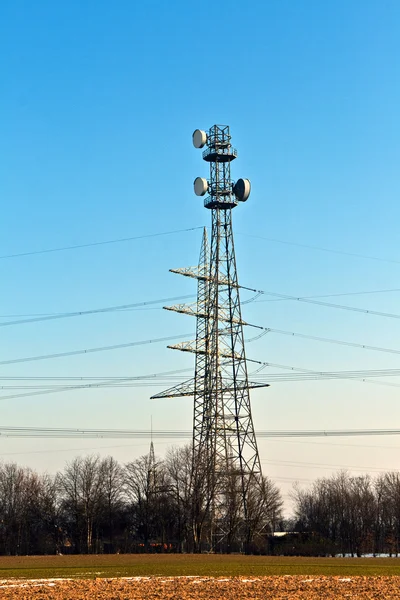 Torre eléctrica en hermoso paisaje — Foto de Stock