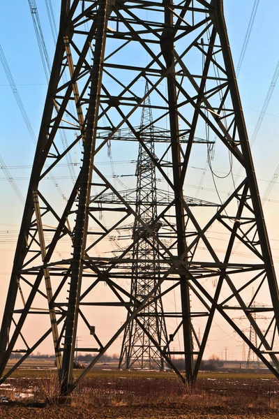 Elektriska tower i vackra landskap — Stockfoto