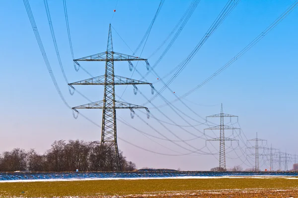 Torre elétrica em bela paisagem — Fotografia de Stock
