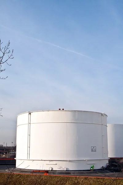 青い空のタンクファームの白いタンク — ストック写真