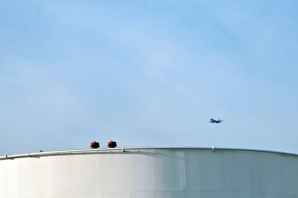Bílé tanky na tankové farmě s modrou oblohou — Stock fotografie