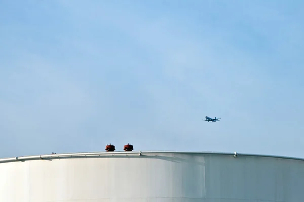 Witte tanks in tankboerderij met blauwe lucht — Stockfoto
