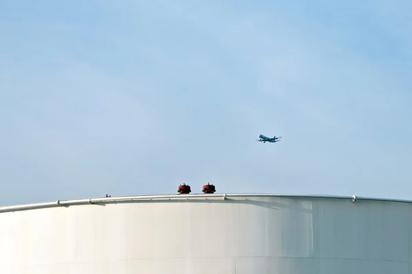 Bílé tanky na tankové farmě s modrou oblohou — Stock fotografie