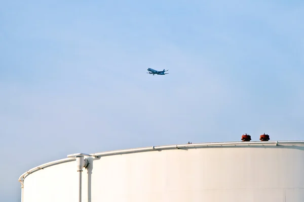Weiße Panzer im Tanklager mit blauem Himmel — Stockfoto