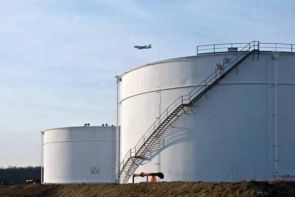 Witte tanks in tankboerderij met blauwe lucht — Stockfoto
