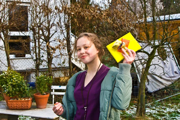 Mädchen hat ihre Ostergeschenke gefunden — Stockfoto