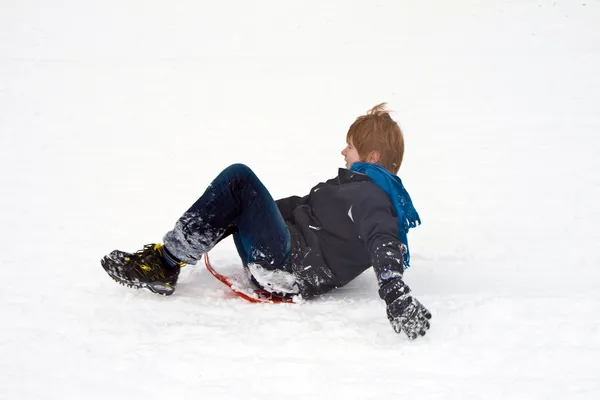 Les enfants descendent la colline en traîneau dans la neige, hiver blanc — Photo