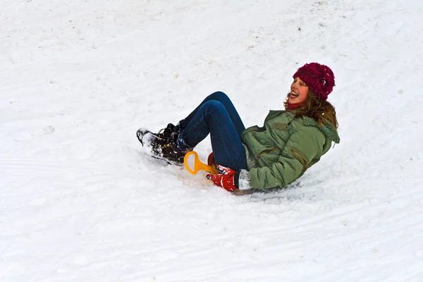 Szánkózás a hegyről a hó lány — Stock Fotó