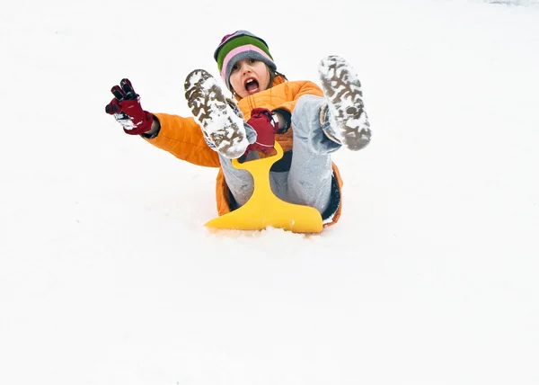 Menino deitado na neve se diverte — Fotografia de Stock