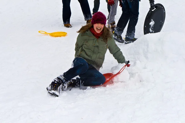 Barnen ha kul att spela i snön — Stockfoto
