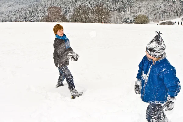 Barn i ett snöbollskrig — Stockfoto