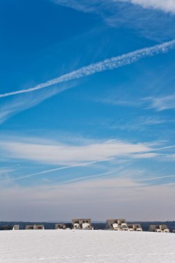 paisaje con vivienda zona en nieve y el azul cielo