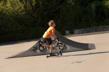 Çocuk scooter skate park gezintisi