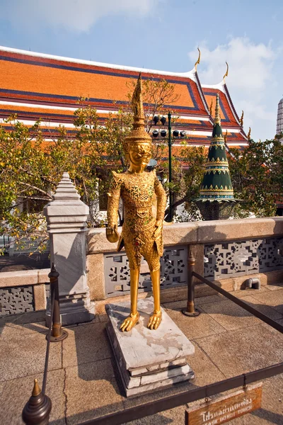 Temple célèbre Phra Sri Ratana Chedi recouvert d'or en feuille dans le Gra intérieur — Photo