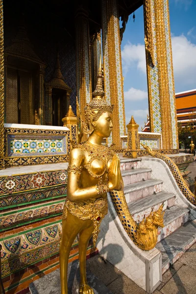 A kinaree, a mythology figure, is watching the temple in the Grand Palace — Stock Photo, Image