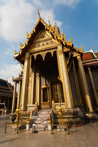 Słynnej świątyni phra sri ratana chedi pokryte folia złota w wewnętrznej obwodnicy — Zdjęcie stockowe