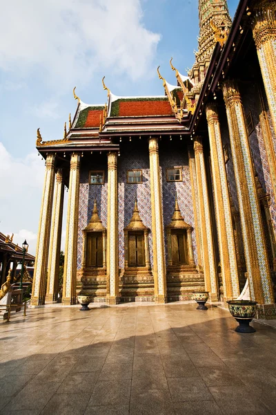 Famous temple Phra Sri Ratana Chedi covered with foil gold in the inner Gra — Stock Photo, Image