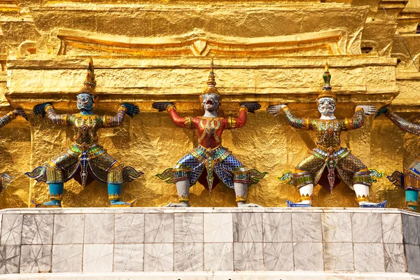 Karyatide en el Chedi de oro en el Gran Palacio — Foto de Stock
