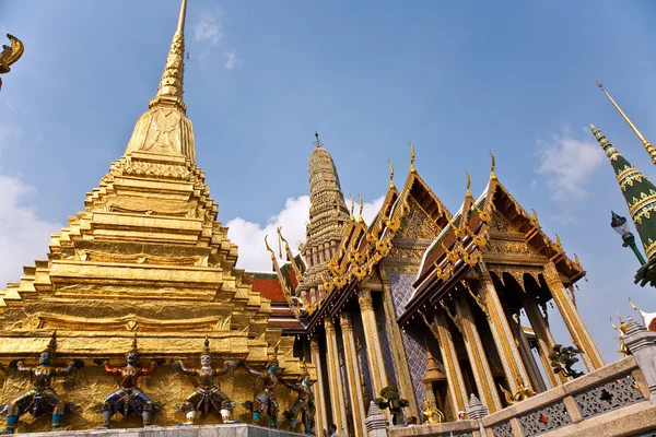 Slavný chrám phra Šrí ratana chedi kryté zlatem fólie v vnitřní gra — Stock fotografie