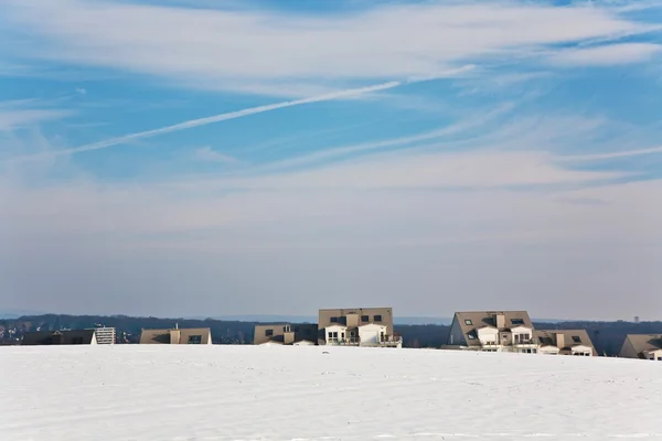 Paisagem com área de habitação em neve e céu azul — Fotografia de Stock
