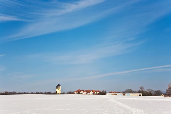Пейзаж з житловою зоною в сніжному і блакитному небі — стокове фото