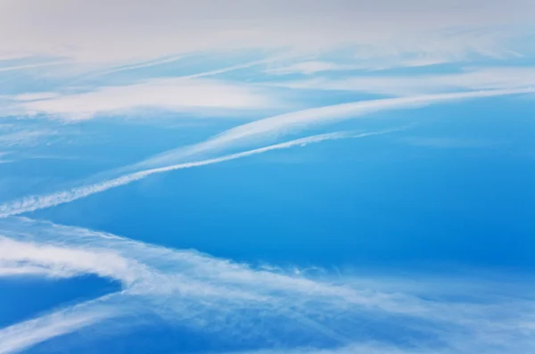Cielo azul con rastro de condensación de un avión — Foto de Stock