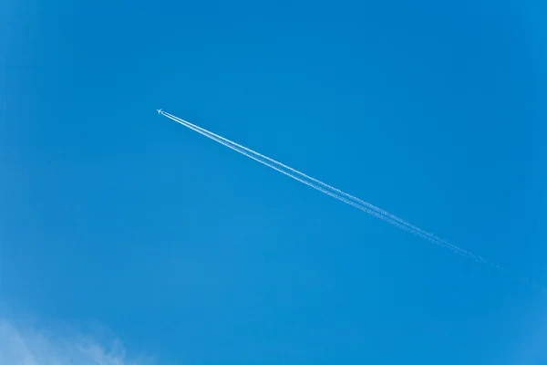 Блакитне небо з конденсаційним слідом літака — стокове фото